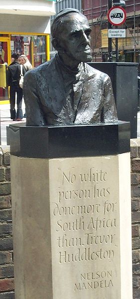 File:TrevorHuddlestonStatueBedford.JPG