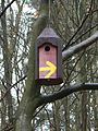 Vogelnistkasten mit gelbem Pfeil.JPG