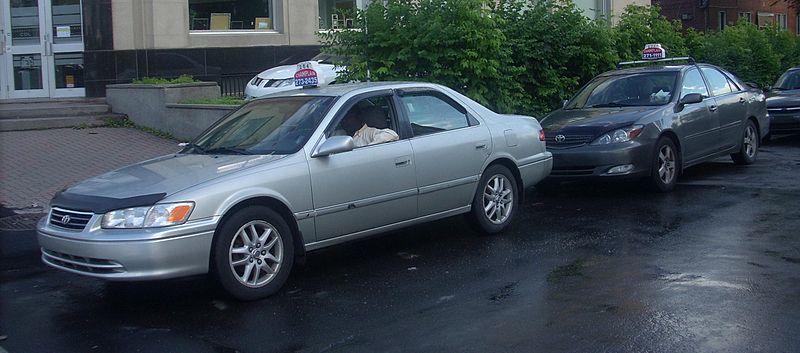 File:'00-'01 & '02-'04 Toyota Camry Taxicabs.JPG
