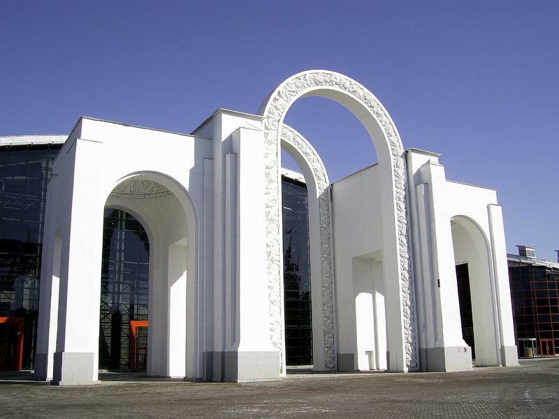 File:"вход на ВСХВ 1939 года в 2009 году".jpg